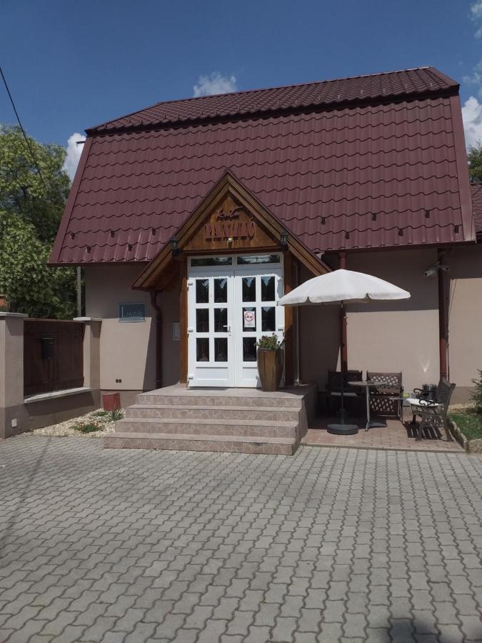 Hotel Kata Panzio Oroszlány Esterno foto