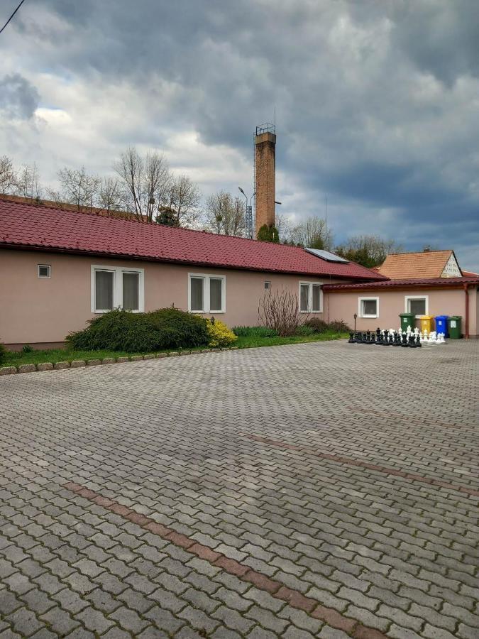 Hotel Kata Panzio Oroszlány Esterno foto
