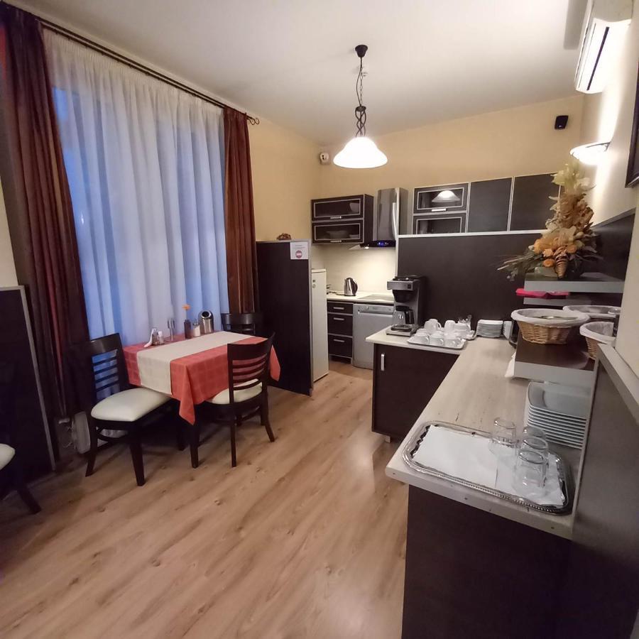 Hotel Kata Panzio Oroszlány Esterno foto