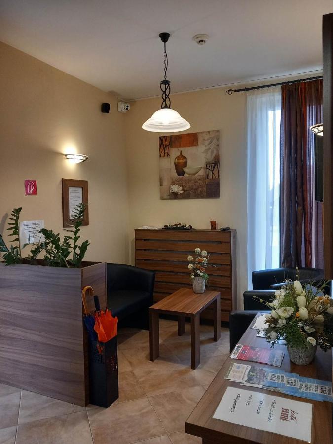 Hotel Kata Panzio Oroszlány Esterno foto