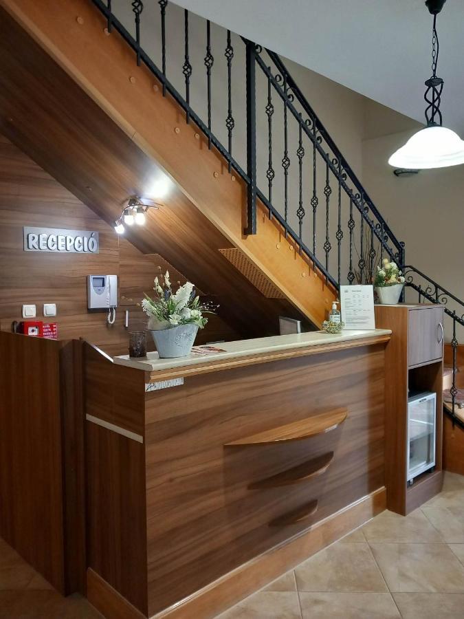Hotel Kata Panzio Oroszlány Esterno foto