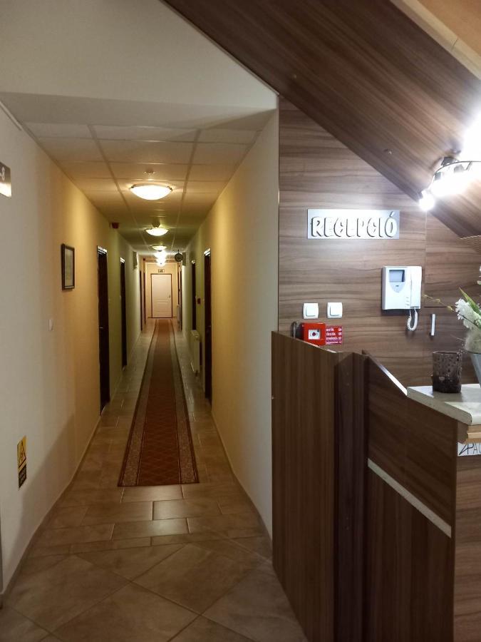 Hotel Kata Panzio Oroszlány Esterno foto
