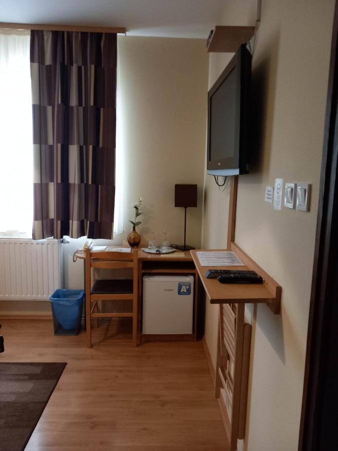Hotel Kata Panzio Oroszlány Esterno foto