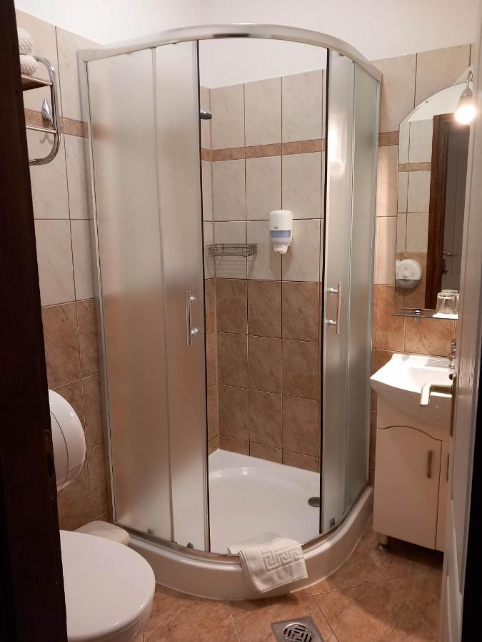 Hotel Kata Panzio Oroszlány Esterno foto