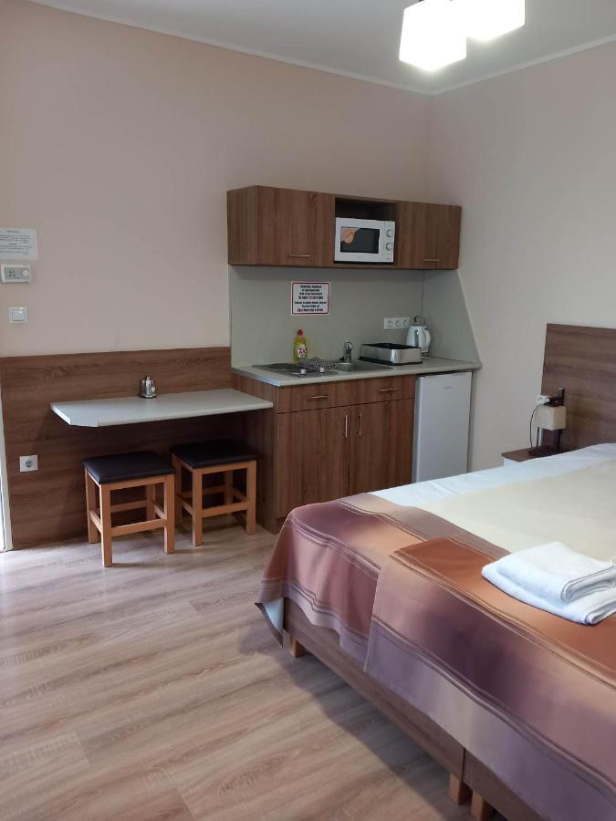 Hotel Kata Panzio Oroszlány Esterno foto