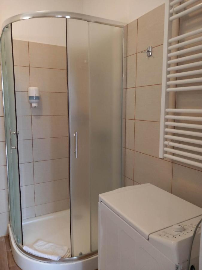 Hotel Kata Panzio Oroszlány Esterno foto