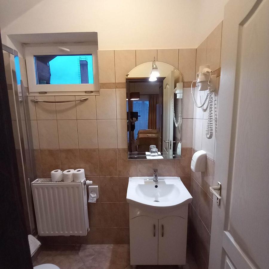 Hotel Kata Panzio Oroszlány Esterno foto