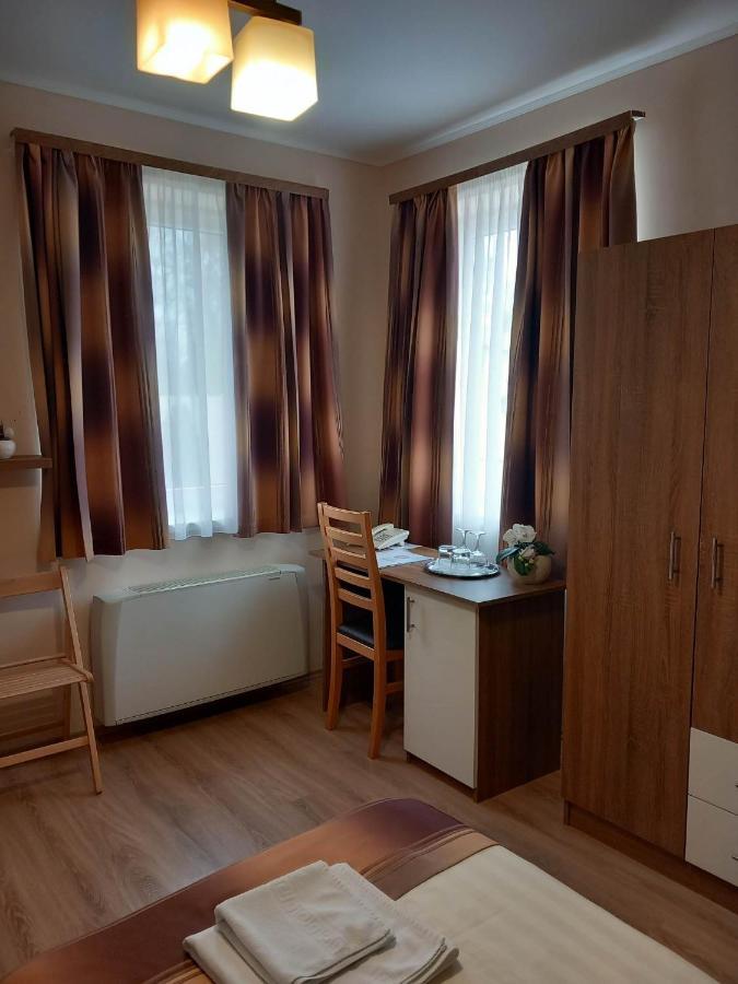 Hotel Kata Panzio Oroszlány Esterno foto