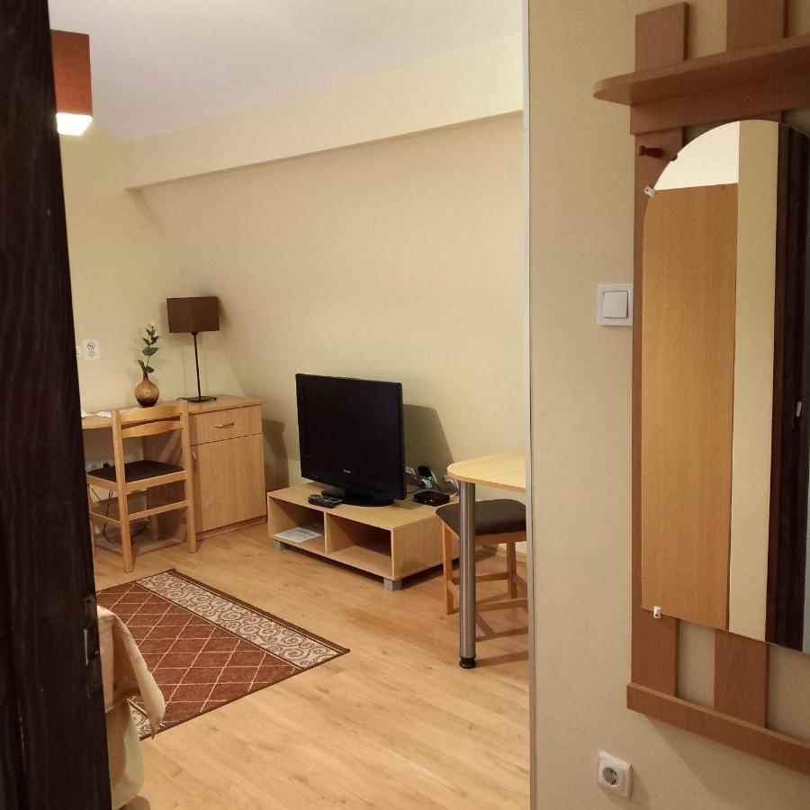 Hotel Kata Panzio Oroszlány Esterno foto