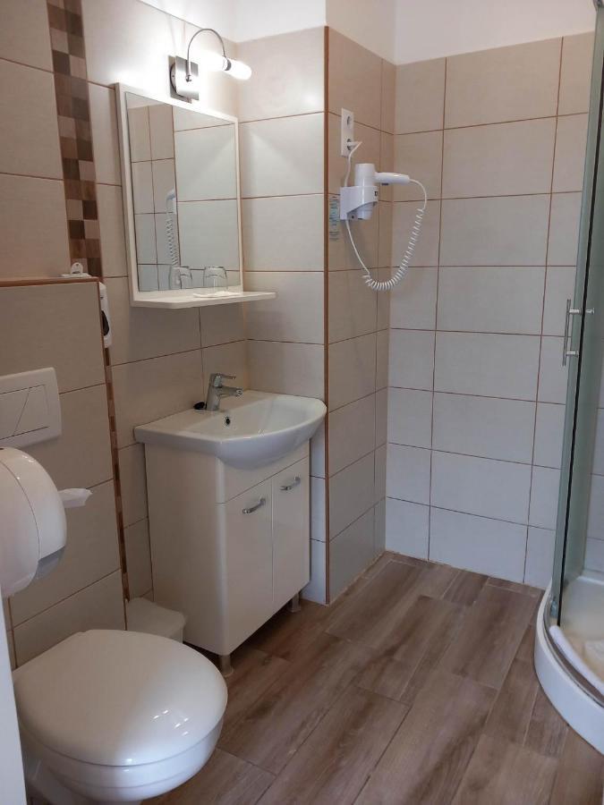 Hotel Kata Panzio Oroszlány Esterno foto