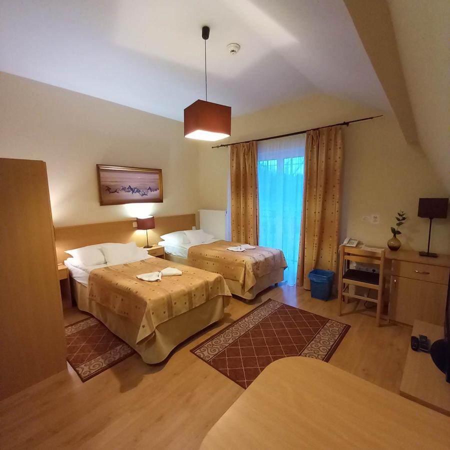 Hotel Kata Panzio Oroszlány Esterno foto