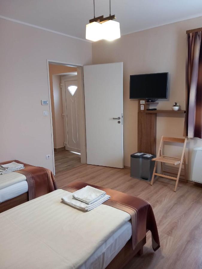 Hotel Kata Panzio Oroszlány Esterno foto