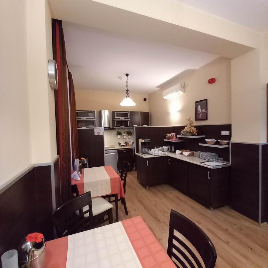 Hotel Kata Panzio Oroszlány Esterno foto