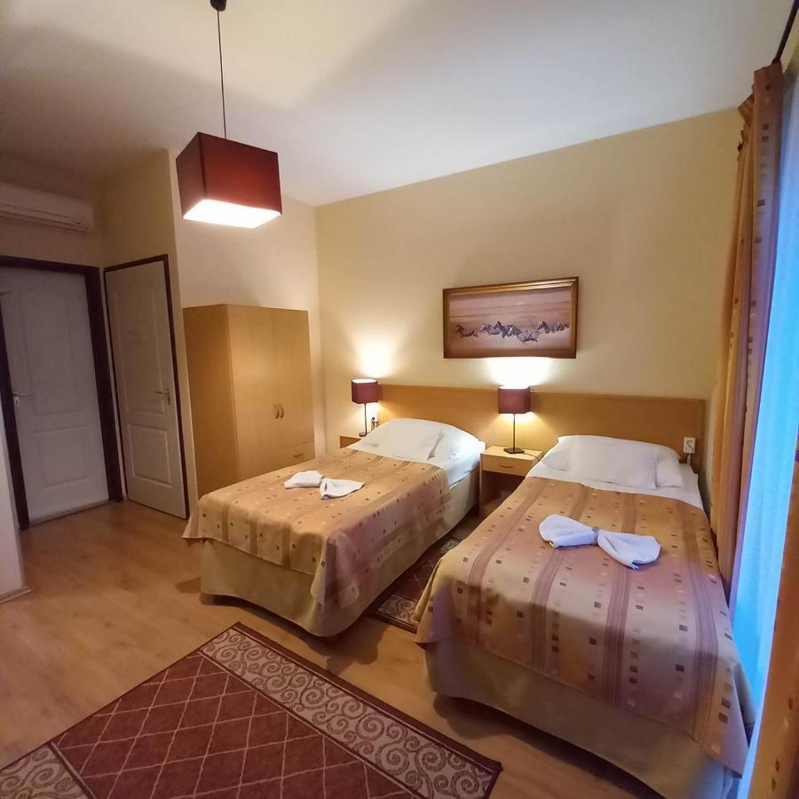 Hotel Kata Panzio Oroszlány Esterno foto