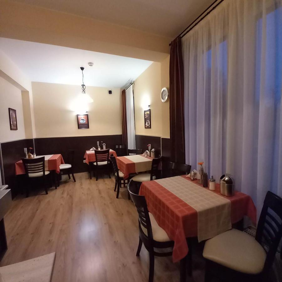 Hotel Kata Panzio Oroszlány Esterno foto